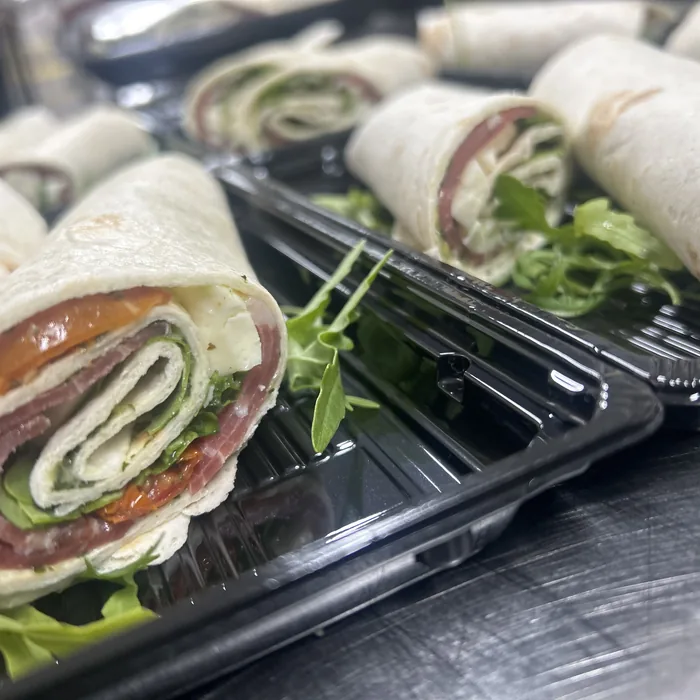 Opgerolde wraps op een schaal, klaar voor levering op locatie