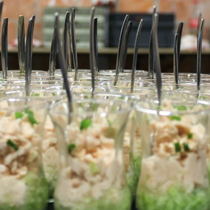 Glaasjes met verse salade en vorkjes, klaar voor de crew