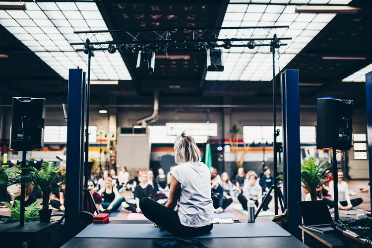 Sporthal met toeschouwers tijdens een evenement