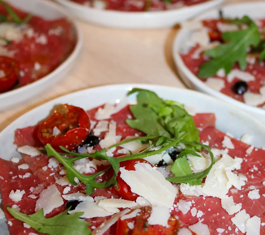 Carpaccio met rucola en parmezaan op een bedrijfsevent in Kortrijk