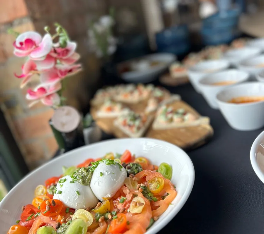 Feesttafel met hapjes en bloemen voor een familiefeest in Zuid-West-Vlaanderen