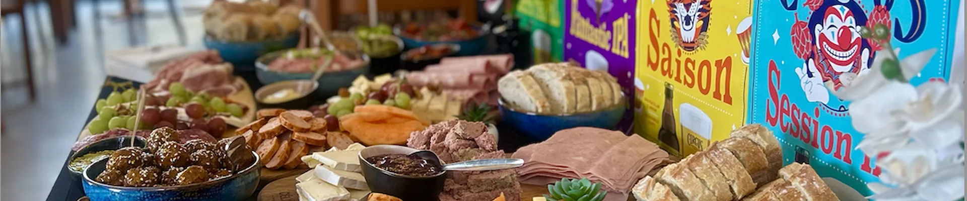 Uitgebreide feesttafel met broodjes, kaas, charcuterie en drank