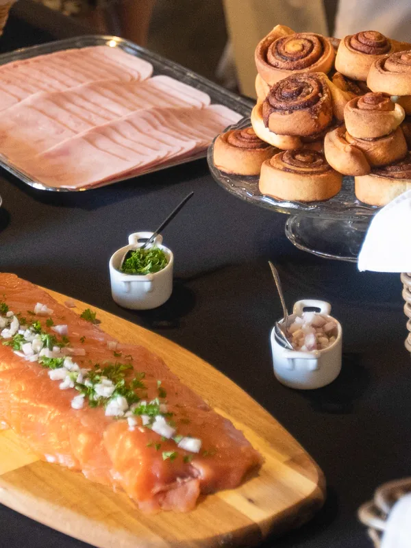 Ontbijttafel met broodjes, koffiekoeken en zalm