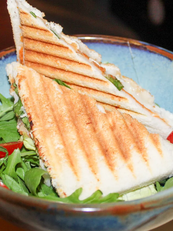 Panini met een frisse salade in een kom