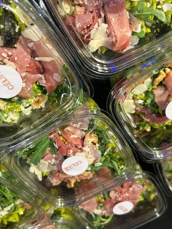 Verse salades met ham in take-awaybakjes