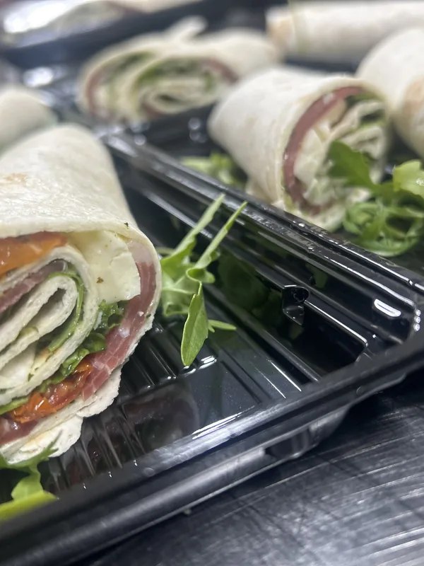 Opgerolde wraps op een schaal, klaar om mee te nemen