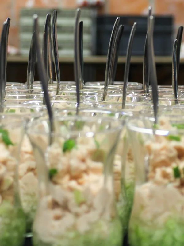 Glaasjes met verse salade en vorkjes
