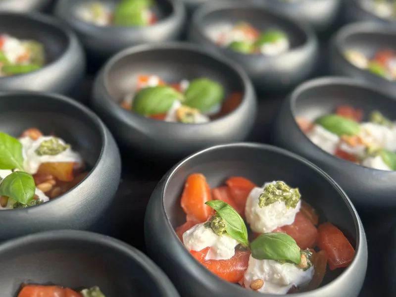 Hapjes met tomaat, mozzarella en basilicum in zwarte kommetjes, catering Kortrijk