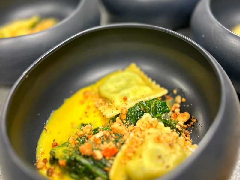 Ravioli met spinazie in een romige saffraansaus, gerecht van Cuisine Céline